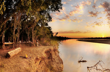 Bilimungwe Bushcamp: Frühstück am Flussufer