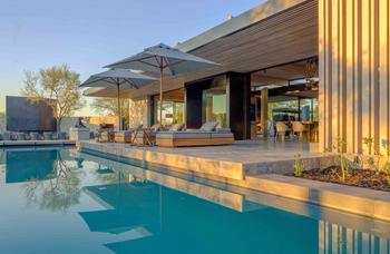 Cheetah Plains Karula House: Pool mit Blick auf die Terrasse