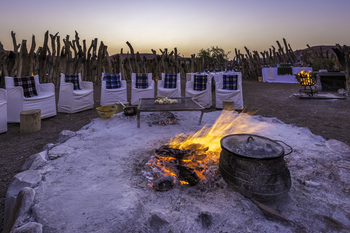 Damaraland Camp: Kochen am Lagerfeuer
