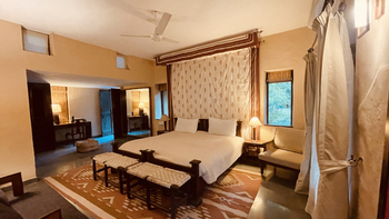 Forsyth Lodge Forsyth Lodge: Machaan Cottage Bett und Ventilator