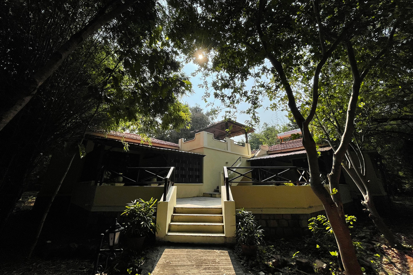 Irai Safari Retreat Irai Safari Retreat: Zugang zum Hauptgebäude