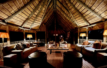 Kuyenda Bushcamp: Lounge bei Nacht