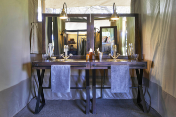 Legendary Nyasi Tented Camp: Tented Room - Bad