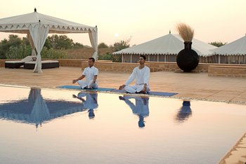 Sujan The Serai: Yoga am Pool