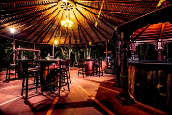 Syna Tiger Resort: Barhocker in der Gazebo