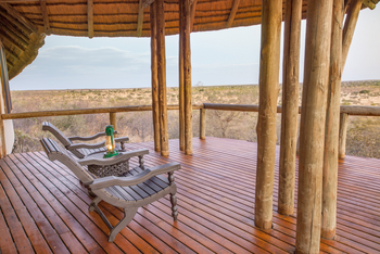 Tau Pan Camp Tau Pan Camp: Sessel unter einem Vordach