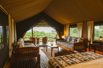 Vuma Hills Tented Camp: Gästezelt mit kleinem Sitzbereich