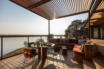 Anantara Tented Camp Kafue River: Rustikale Veranda mit Ecksofa und Flussblick