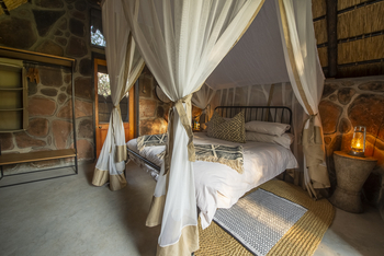 Bumbusi Wilderness Camp: Bett unter Moskitonetz