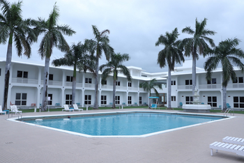 Chandela: Swimming Pool