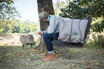 Governors' Camp: Schaukelsofa