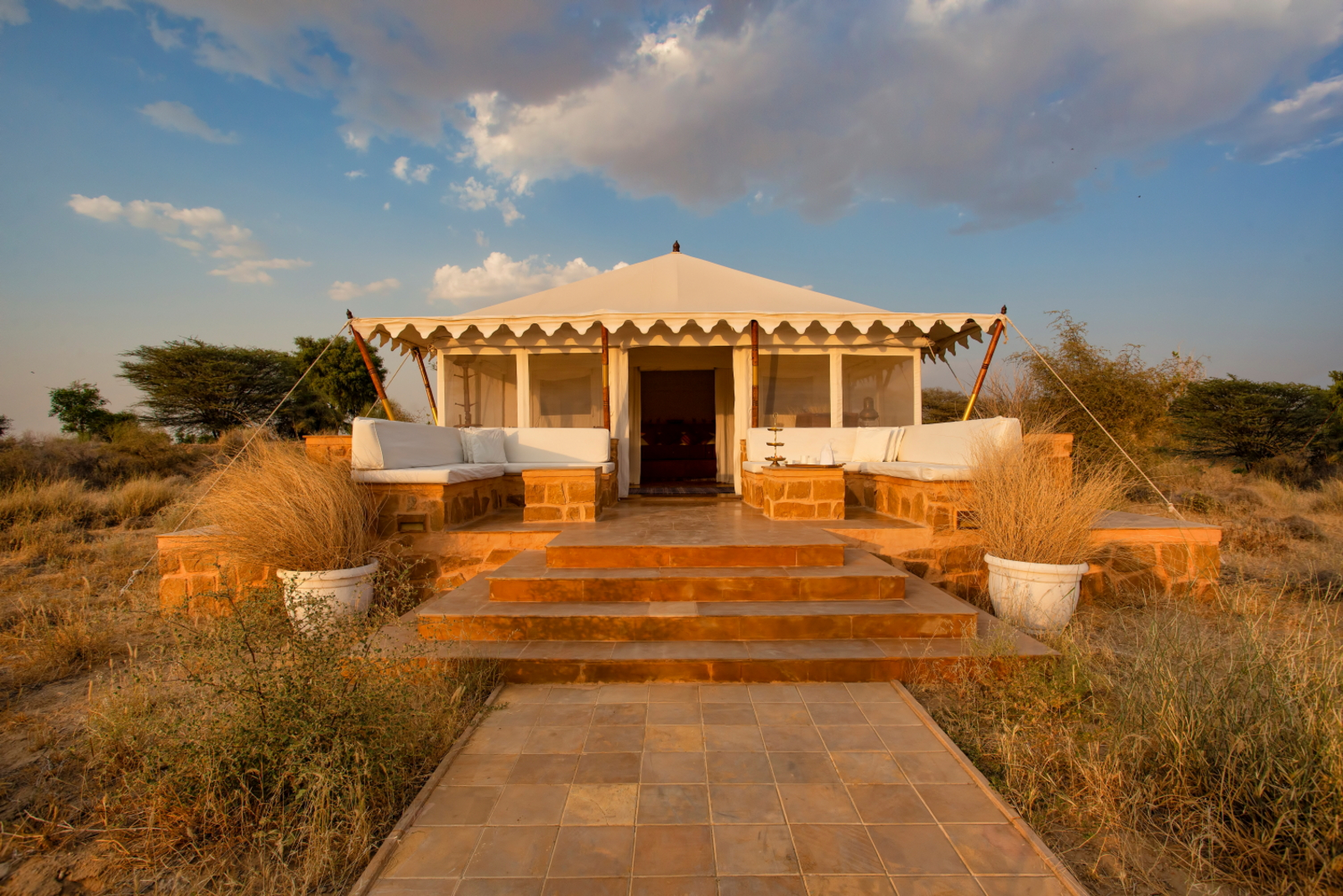 Sujan The Serai Sujan The Serai: Gepflasterter Weg zum privaten Zelt mit erhöht gemauerter Außenterrasse