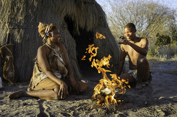 Kalahari Plains Camp: Kalahari San am Feuer