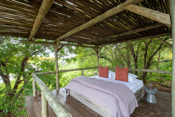 Kapamba Bushcamp: Bett in der Sala