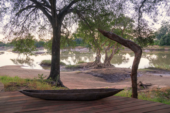 Koro River Camp: Mokoro vor Flusslandschaft