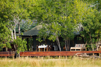 Muddy Teak Camp: Zentralbereich von vorne