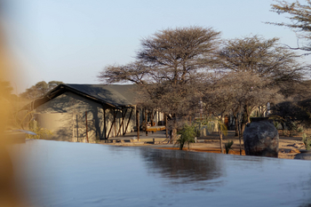 Otjiwa Thornbush Tented Camp: Keramikvase vor Safarizelt im Morgenlicht