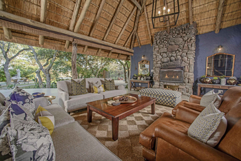 Savanna Lodge: Die Lounge mit Kamin