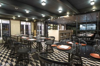 Scenic Eclipse II: Elegante Restauranttische mit glänzendem Boden