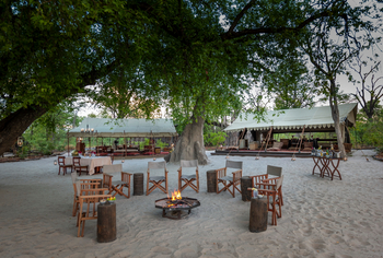 Selinda Explorers Camp Selinda Explorers Camp: Boma mit Regiesesseln