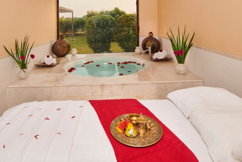The LaLit Temple View: Massagebett