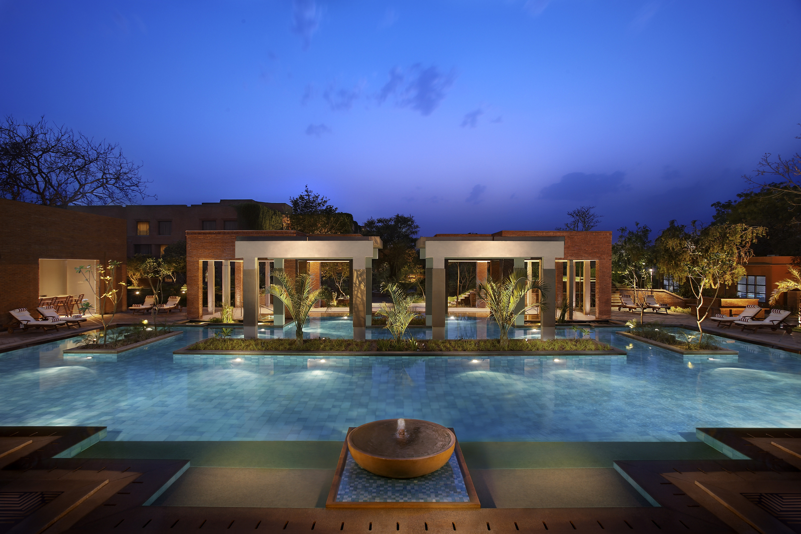 ITC Mughal Hotel ITC Mughal Hotel: Kolonnaden am Spa Pool