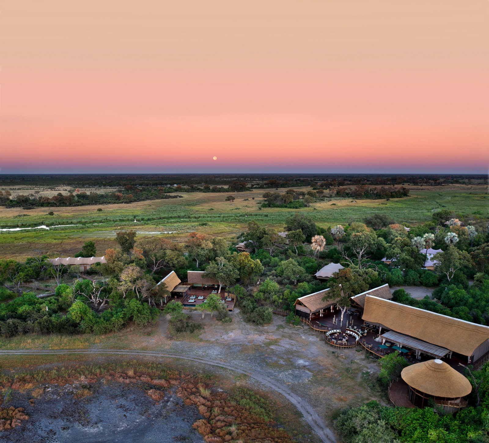 Atzaro Okavango Camp Atzaro Okavango Camp: Zentralbereich mit Weinbar