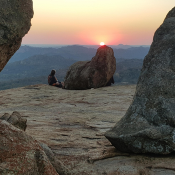 Big Cave Camp Big Cave Camp: Felsen und untergehende Sonne