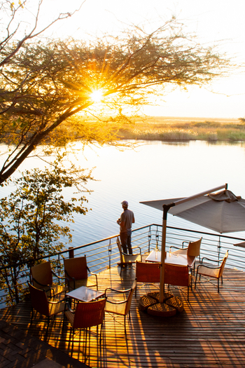 Chobe Safari Lodge: Tisch und Sonnenschirm