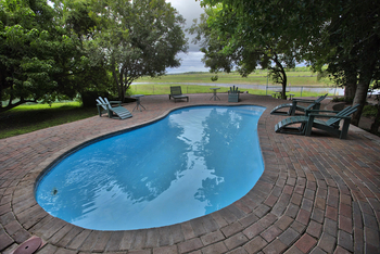 Island Safari Lodge: Pool am Thamalakane River