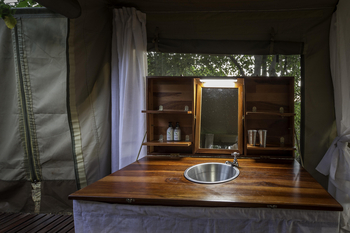 John's Camp John's Camp: Gästezelt - Waschtisch