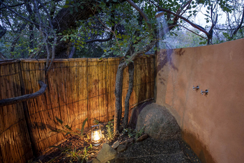 KaingU Safari Lodge: Outdoor Shower
