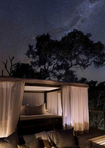 Lion Sands Tinveleti Treehouse: Himmelbett mit Canvas-Vorhängen