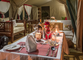 Losokwan Luxury Tented Camp: Candle Light Dinner im Gästezelt