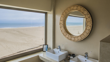 Pelican Point Lodge: Lighthouse Gästebad