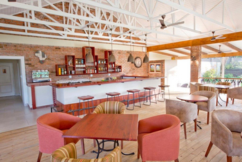 Pioneers Victoria Falls: Bar unter Deckenventilatoren