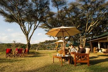 Sanctuary Ngorongoro Crater Camp: Sonnenschein auf dem Rasen