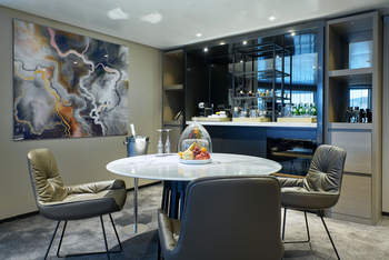 Scenic Eclipse II: Lounge-Essbereich mit Marmortisch und Bar