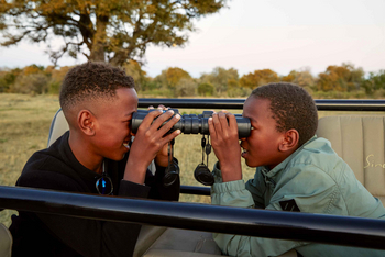 Singita Boulders Lodge: Kinder Teilen Fernglas in Safari-Fahrzeug