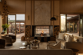 Singita Milele: Sitzgruppe am Kamin