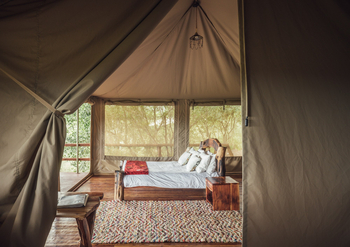 Tangulia Mara Camp: Doppelbett mit Zierkissen
