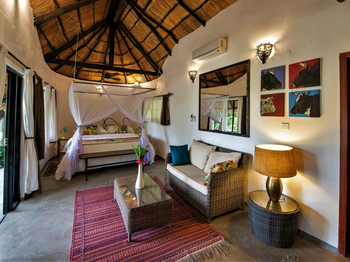 Waterberry Zambezi Lodge: Cottage mit Sofa