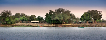 Zambezi Expeditions: Umgebung und Kanus im Fluss