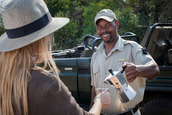 andBeyond Phinda Rock Lodge: Guide schenkt Kaffee aus Moka-Kanne im Busch