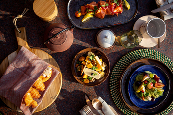 Anantara Tented Camp Kafue River: Buschfrühstück mit Croissants und Früchten