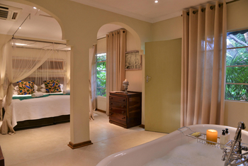 Bayete Guest Lodge Bayete Guest Lodge: Executive Honeymoon Suite