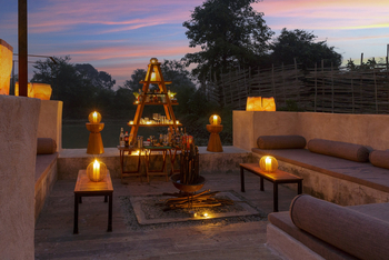 Bori Safari Lodge: Bar am Feuer
