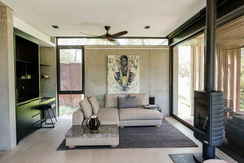Cheetah Plains Mvula House: Lounge einer Suite mit Kamin