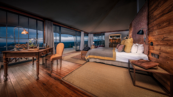 Elewana Lodo Springs: Schlafzimmer mit Fensterfront