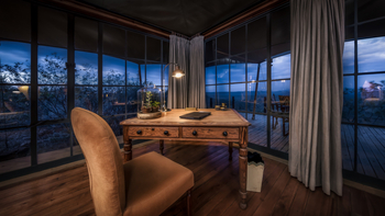 Elewana Lodo Springs: Schreibtisch bei Nacht